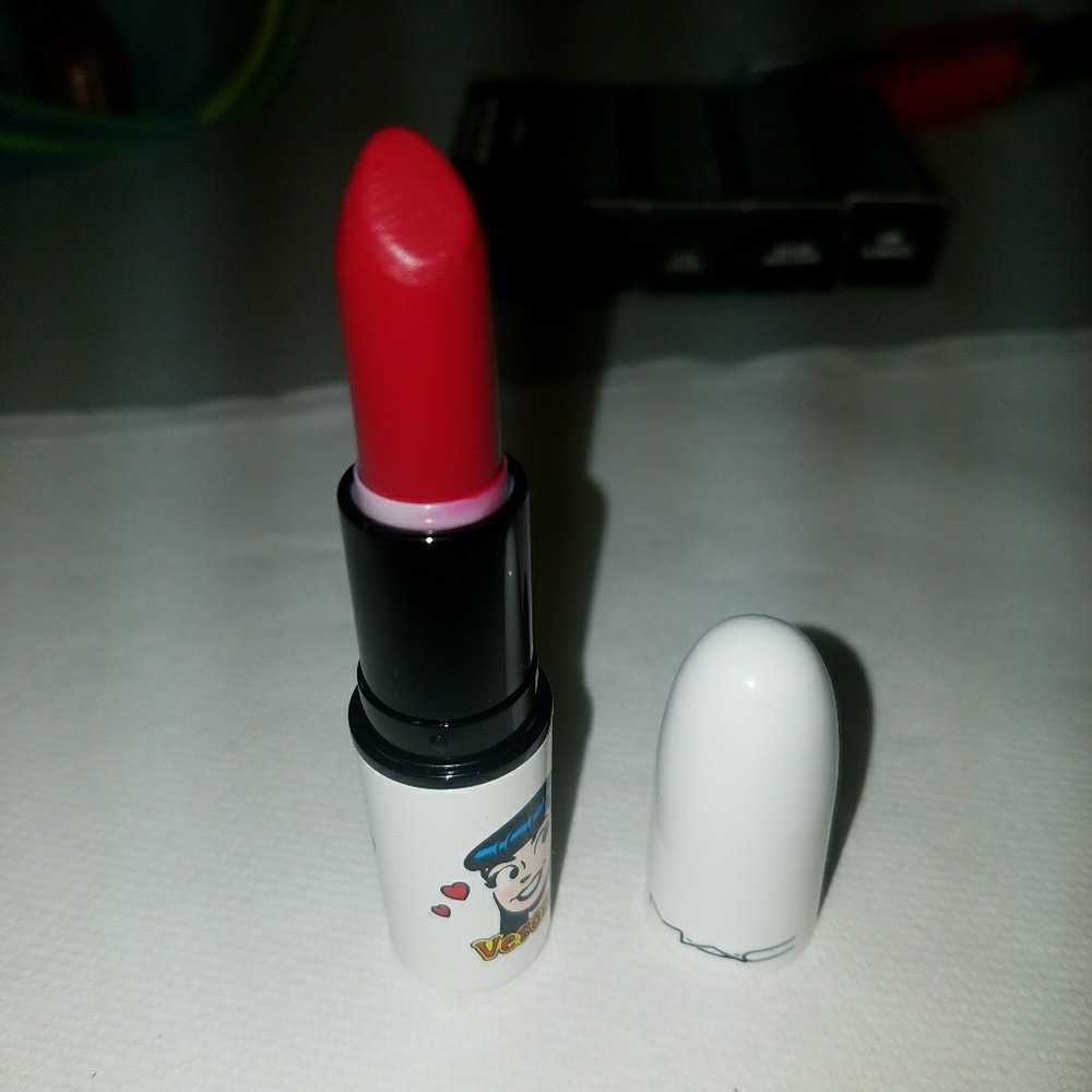 Mac lipstick Ronnie Red